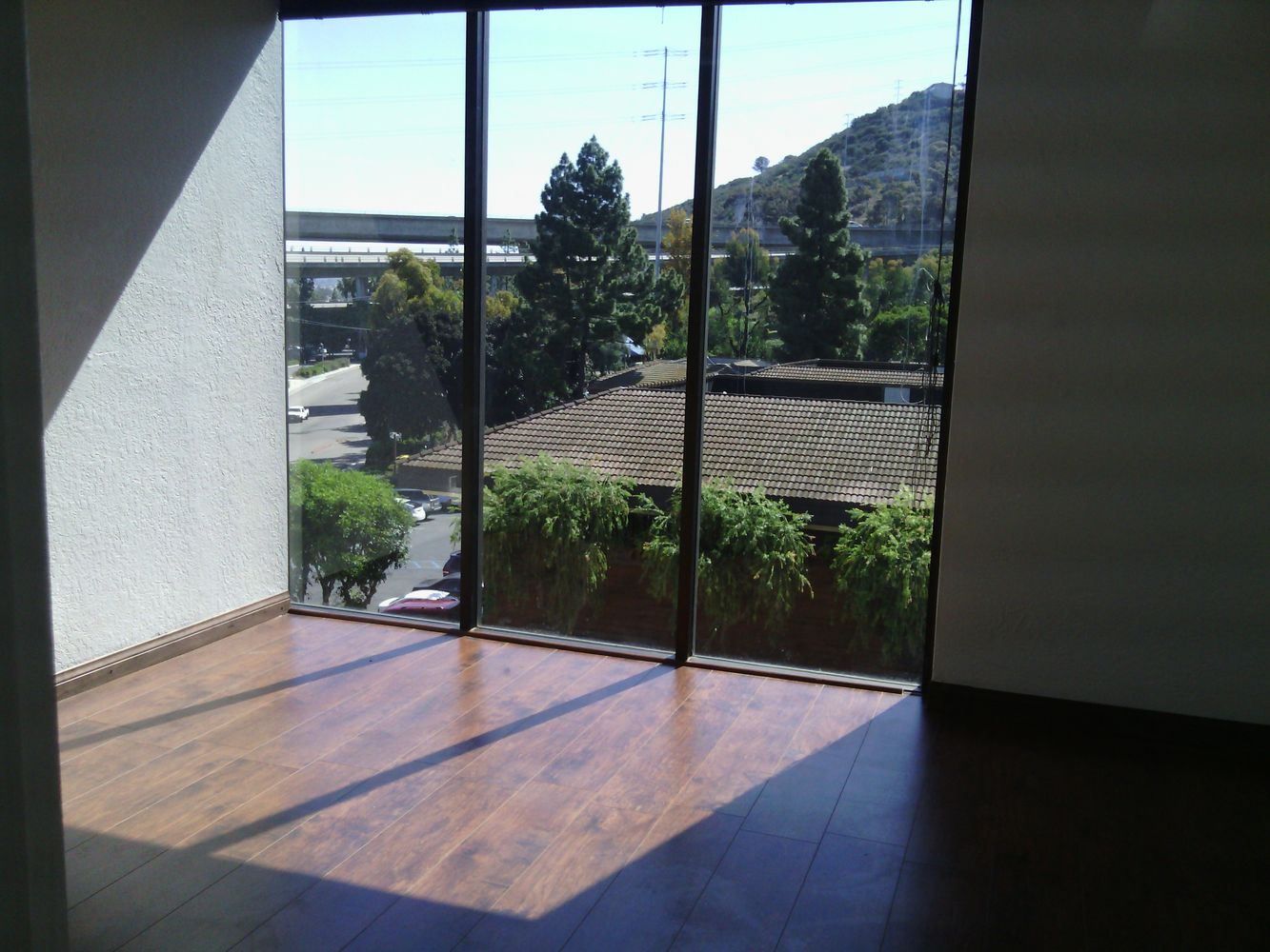 GOOD LOOKING OFFICE, NEW WOOD FLOORING. EASY LEASE